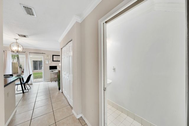 982 Summit Lake Drive, West Palm Beach, FL 33406