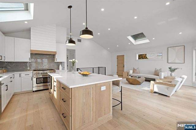 27 Shore Road, Edgewater, NJ 07020