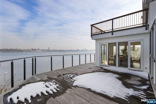 27 Shore Road, Edgewater, NJ 07020