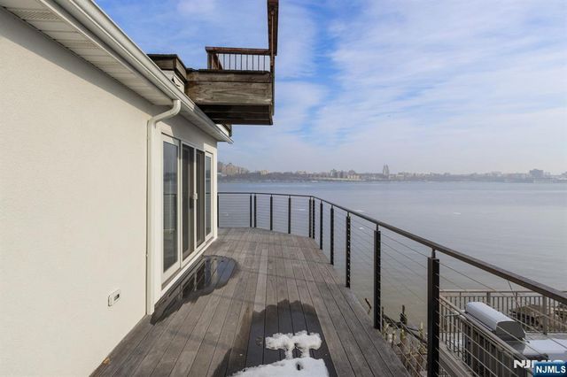 27 Shore Road, Edgewater, NJ 07020