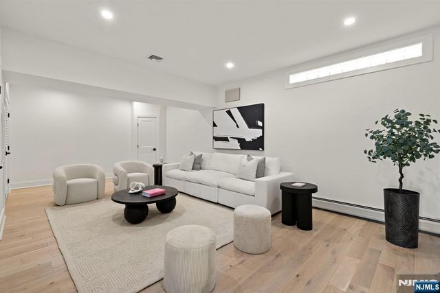 27 Shore Road, Edgewater, NJ 07020