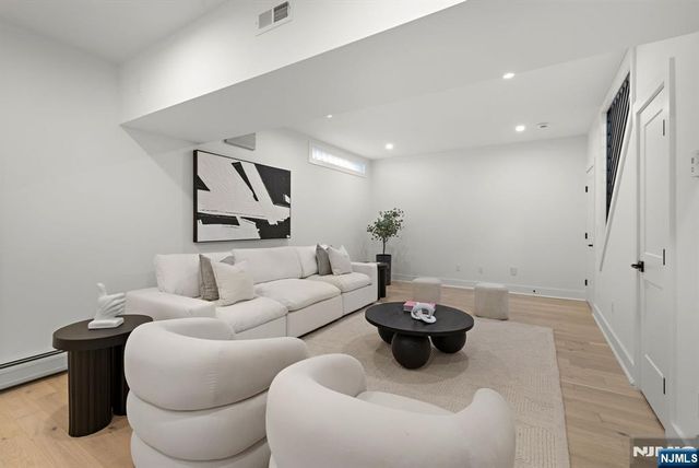 27 Shore Road, Edgewater, NJ 07020