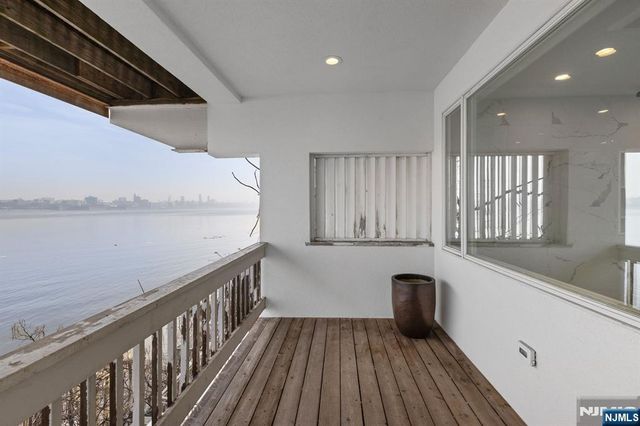 27 Shore Road, Edgewater, NJ 07020