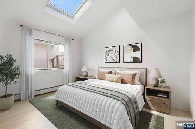 27 Shore Road, Edgewater, NJ 07020