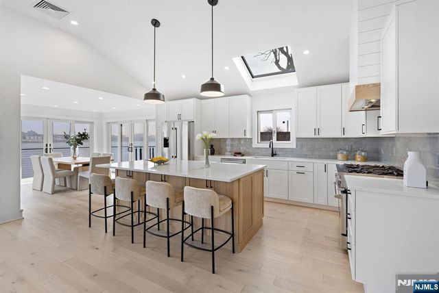 27 Shore Road, Edgewater, NJ 07020