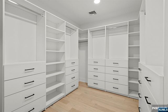 27 Shore Road, Edgewater, NJ 07020