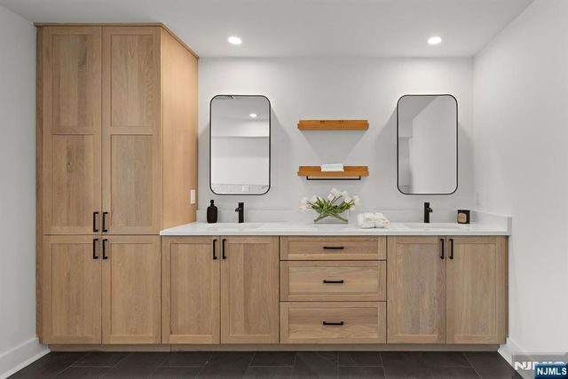 27 Shore Road, Edgewater, NJ 07020