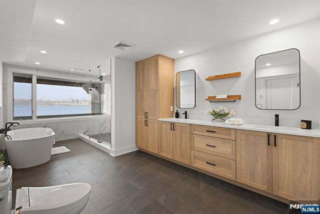 27 Shore Road, Edgewater, NJ 07020