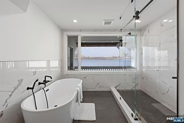 27 Shore Road, Edgewater, NJ 07020