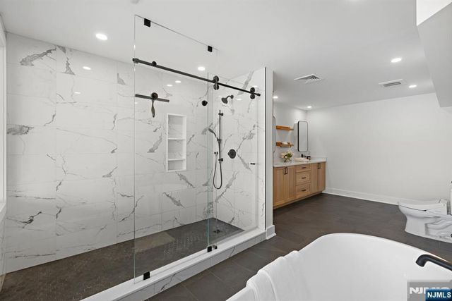 27 Shore Road, Edgewater, NJ 07020