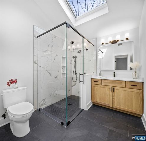 27 Shore Road, Edgewater, NJ 07020