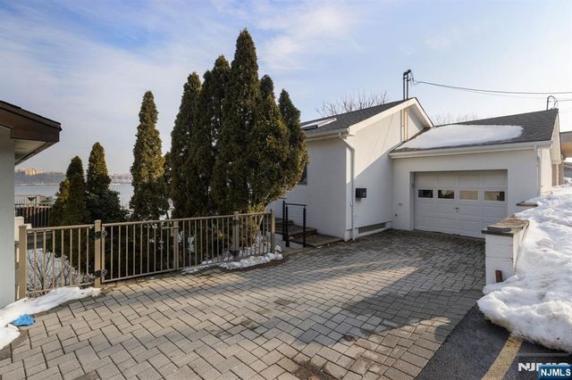 27 Shore Road, Edgewater, NJ 07020