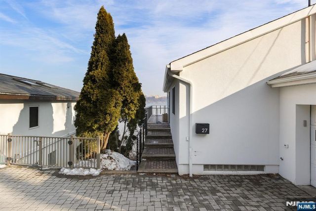 27 Shore Road, Edgewater, NJ 07020