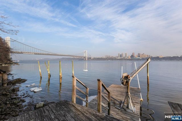 27 Shore Road, Edgewater, NJ 07020