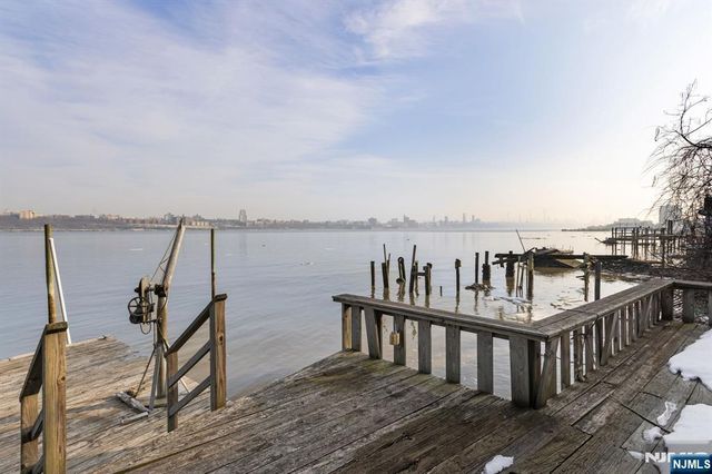 27 Shore Road, Edgewater, NJ 07020