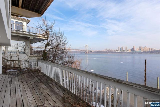 27 Shore Road, Edgewater, NJ 07020