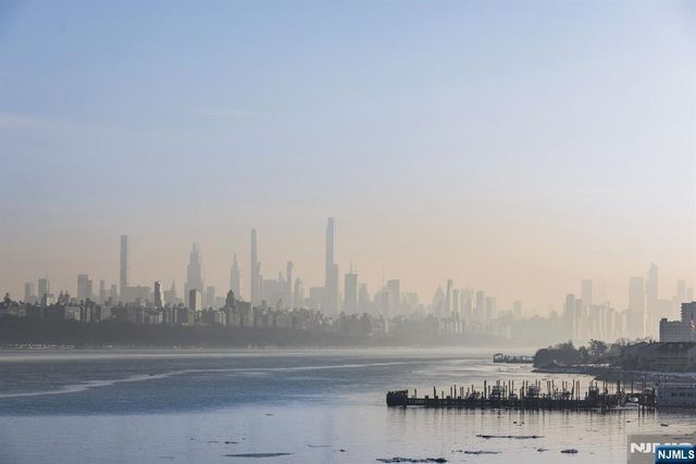 27 Shore Road, Edgewater, NJ 07020