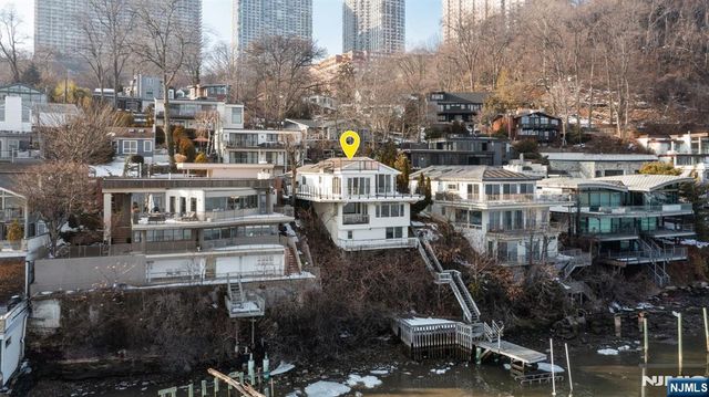 27 Shore Road, Edgewater, NJ 07020