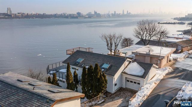 27 Shore Road, Edgewater, NJ 07020