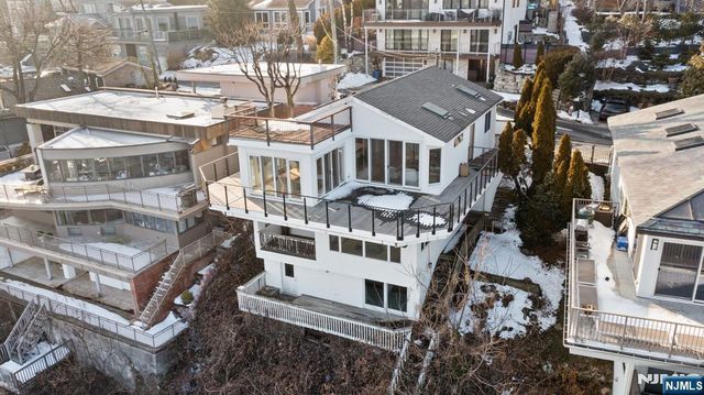 27 Shore Road, Edgewater, NJ 07020