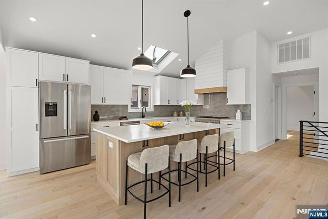 27 Shore Road, Edgewater, NJ 07020