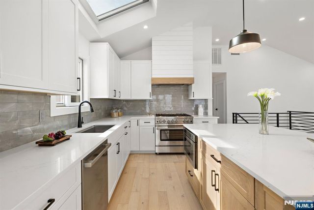 27 Shore Road, Edgewater, NJ 07020