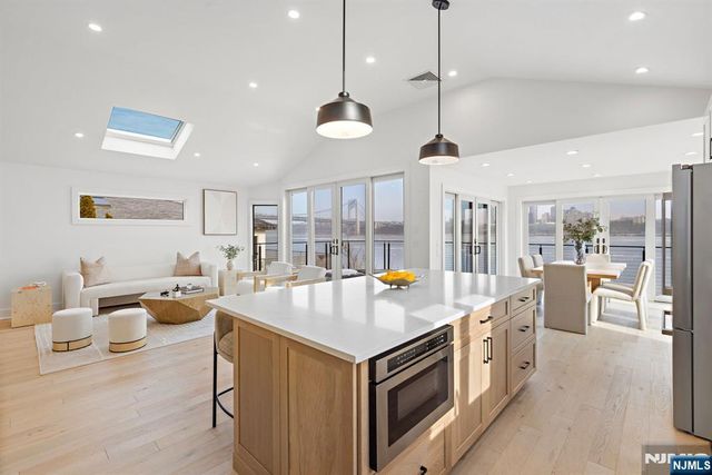 27 Shore Road, Edgewater, NJ 07020