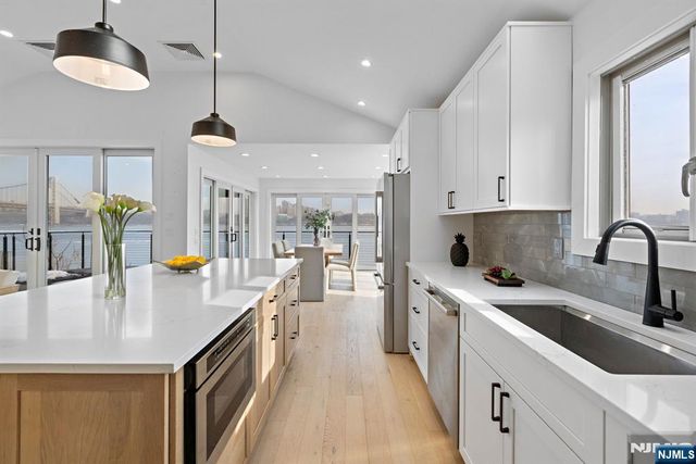 27 Shore Road, Edgewater, NJ 07020