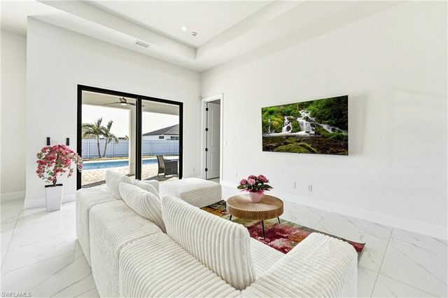 922 NW 8th TER, Cape Coral, FL 33993