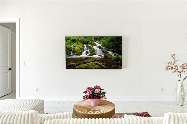 922 NW 8th TER, Cape Coral, FL 33993