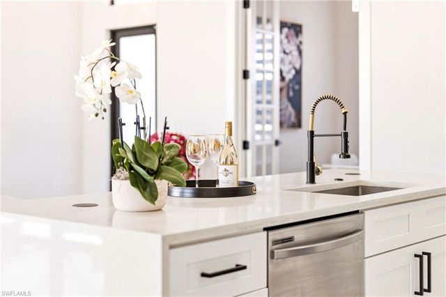 922 NW 8th TER, Cape Coral, FL 33993