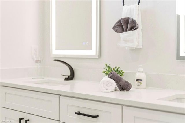 922 NW 8th TER, Cape Coral, FL 33993