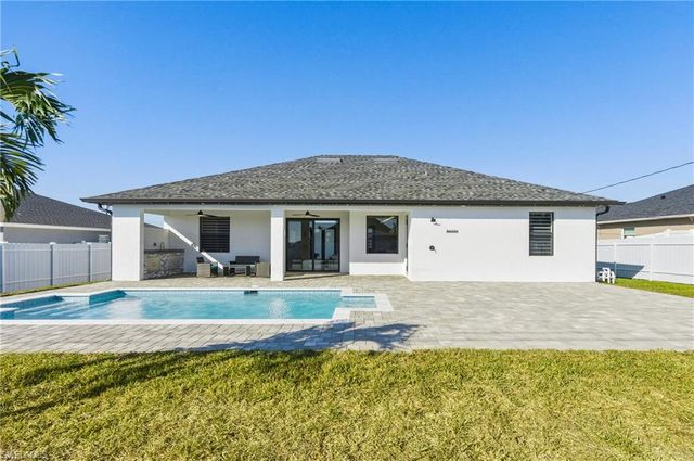 922 NW 8th TER, Cape Coral, FL 33993