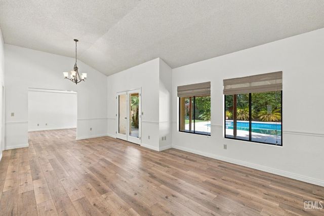 2524 Georgia Oak Drive, Bakersfield, CA 93311