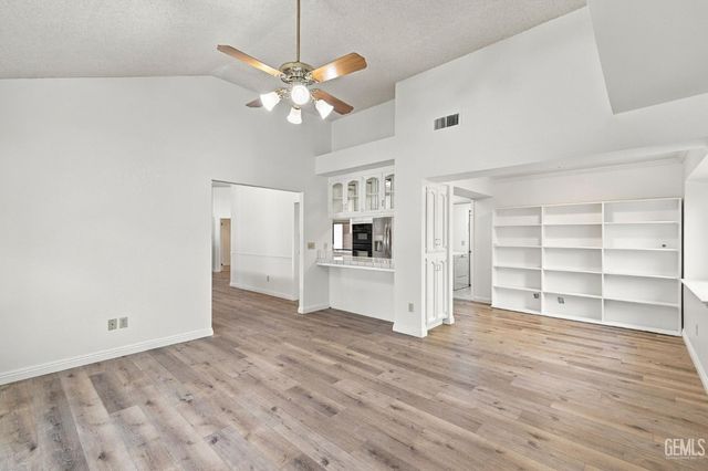 2524 Georgia Oak Drive, Bakersfield, CA 93311