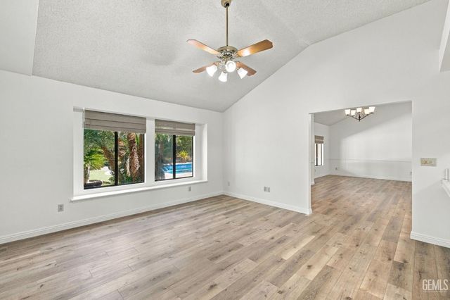 2524 Georgia Oak Drive, Bakersfield, CA 93311
