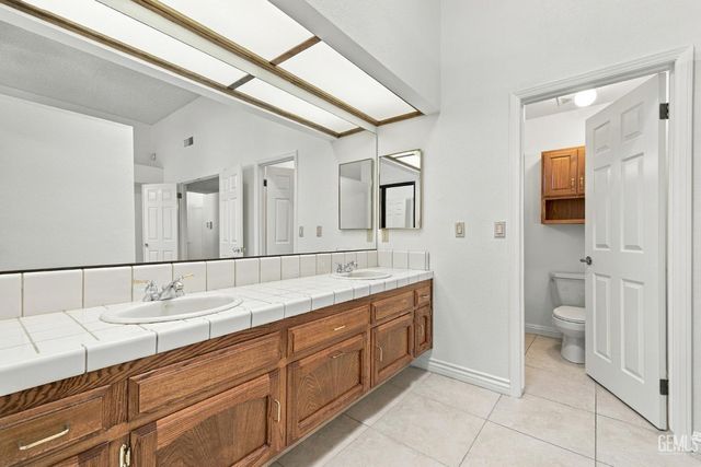 2524 Georgia Oak Drive, Bakersfield, CA 93311