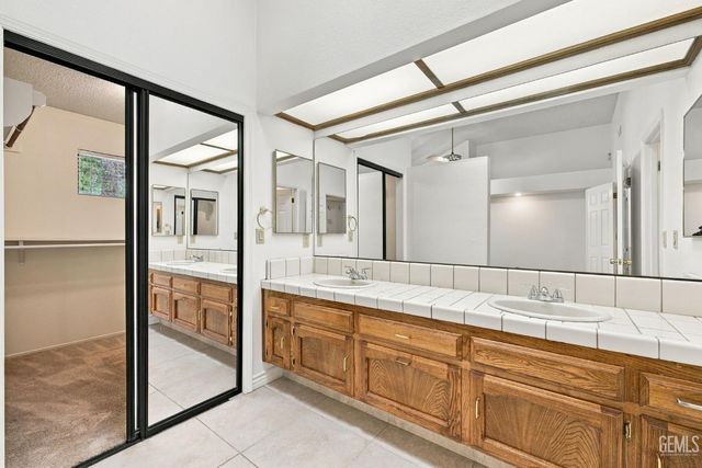 2524 Georgia Oak Drive, Bakersfield, CA 93311