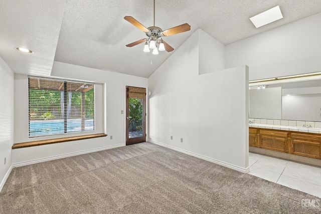 2524 Georgia Oak Drive, Bakersfield, CA 93311