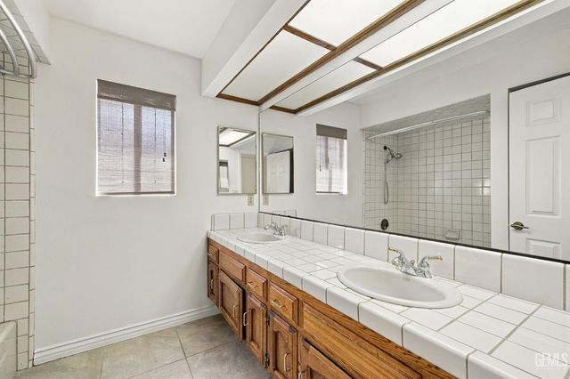 2524 Georgia Oak Drive, Bakersfield, CA 93311