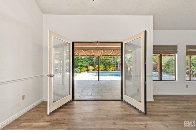 2524 Georgia Oak Drive, Bakersfield, CA 93311