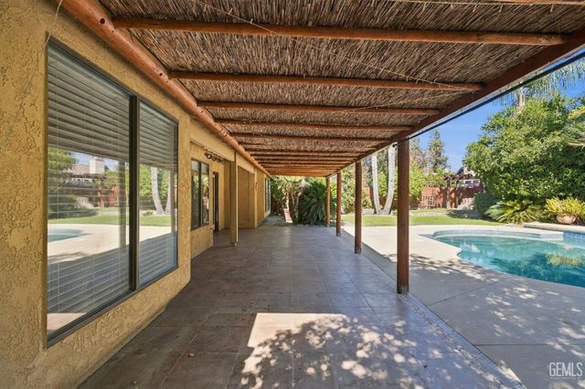 2524 Georgia Oak Drive, Bakersfield, CA 93311