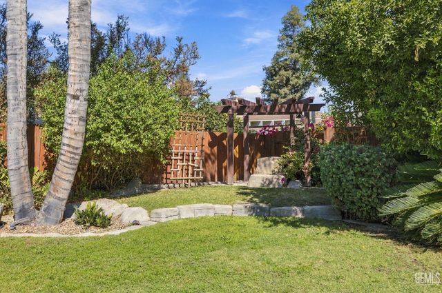 2524 Georgia Oak Drive, Bakersfield, CA 93311