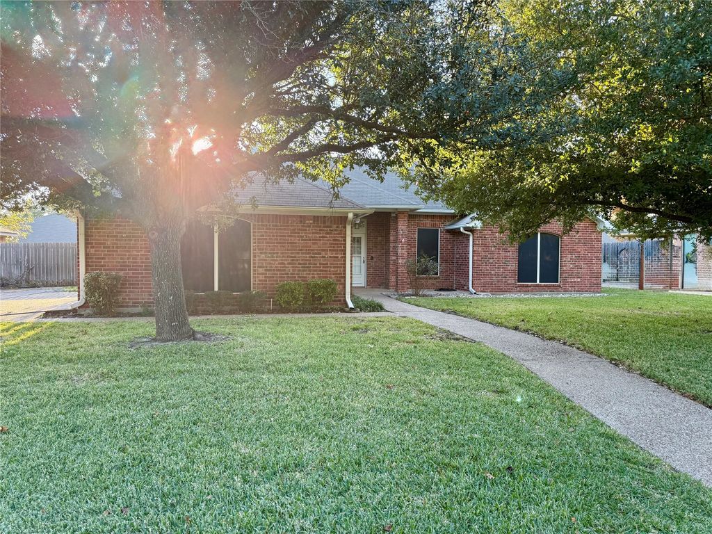 921 Cloud Croft, Hewitt, TX 76643