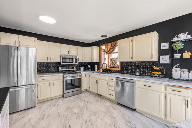 6485 Grandview Drive, Eden Prairie, MN 55346