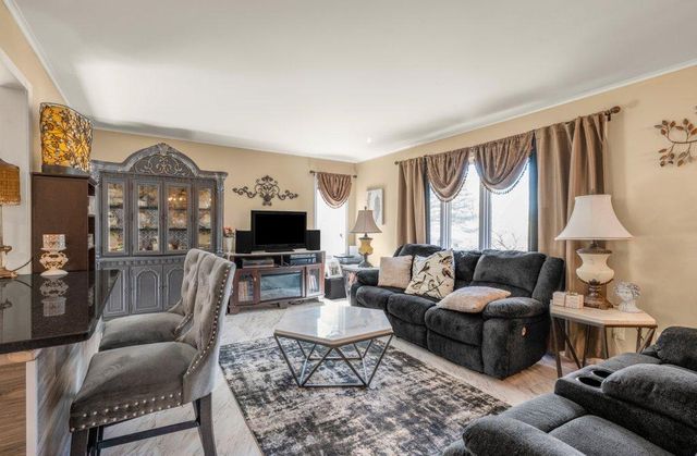 6485 Grandview Drive, Eden Prairie, MN 55346