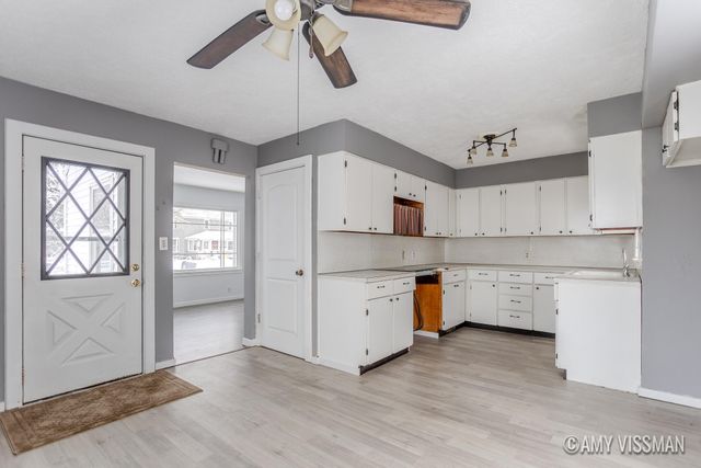 412 E Berrien Street, Paw Paw Vllg, MI 49079