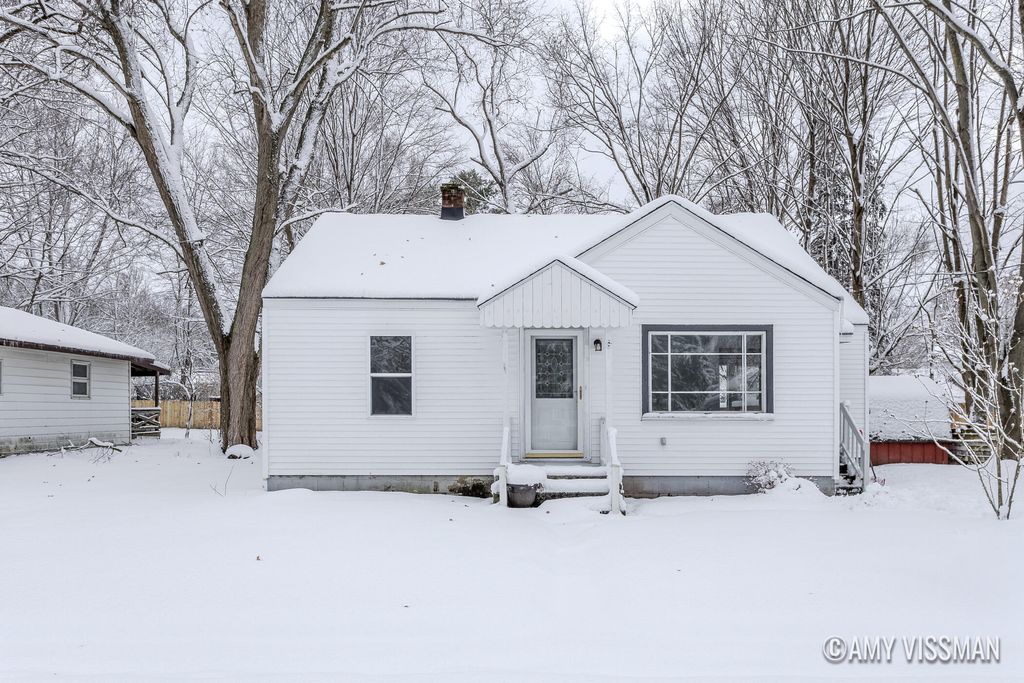 412 E Berrien Street, Paw Paw Vllg, MI 49079