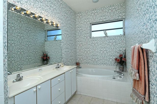 4578 SAMOSET DRIVE, Sarasota, FL 34241