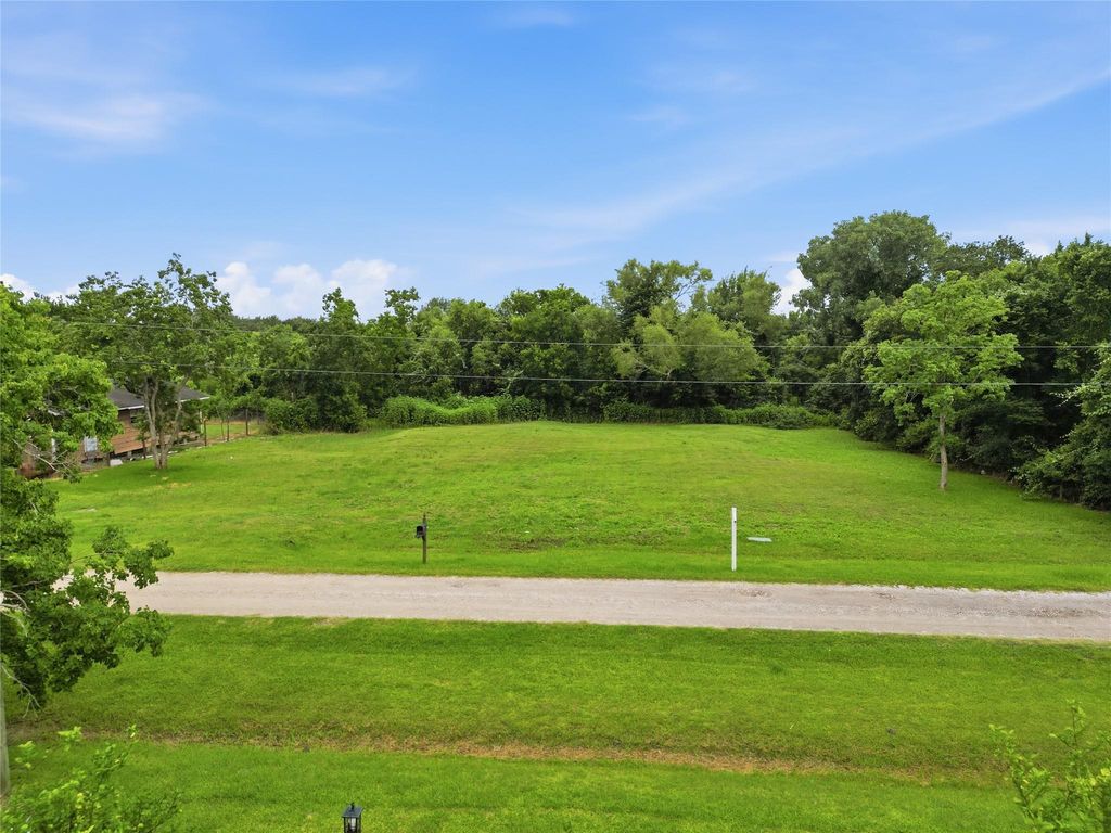7121 Lewis Road, Hitchcock, TX 77563